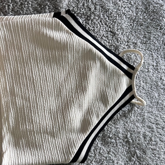 Beautiful top off white and black - Picture 3 of 4